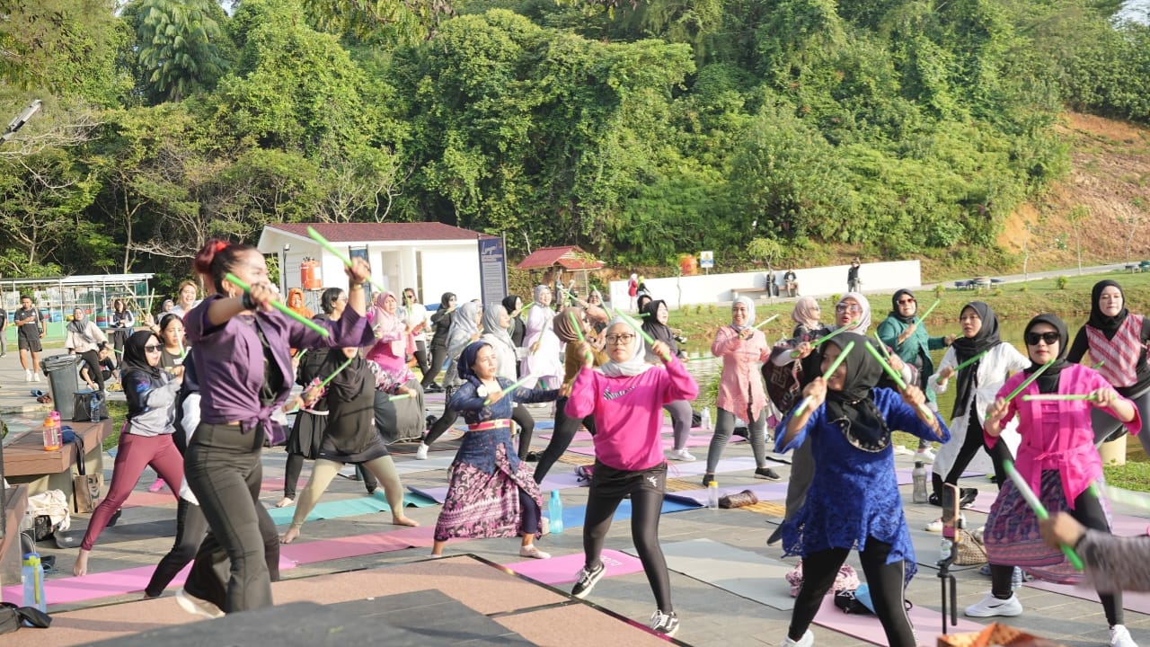 Peringati Hari Kartini, Taman Kolam Jadi Spot Favorit Baru Senam Pound Fit dan Zumba