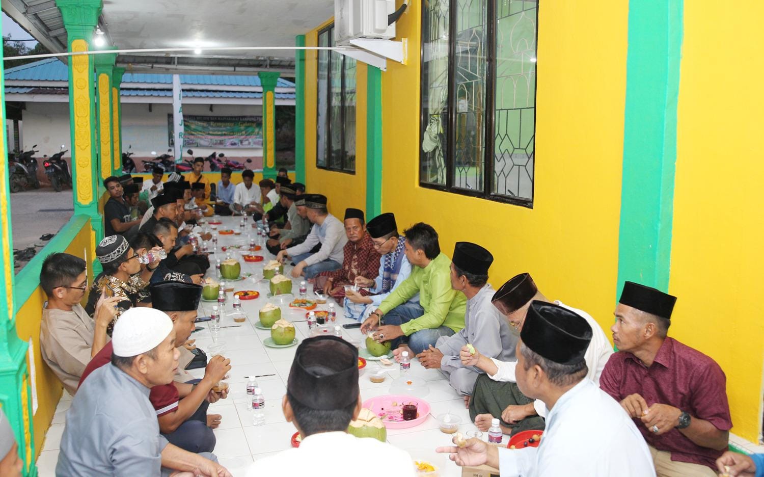 Warga Galang Buka Puasa Bersama dengan Amsakar Achmad