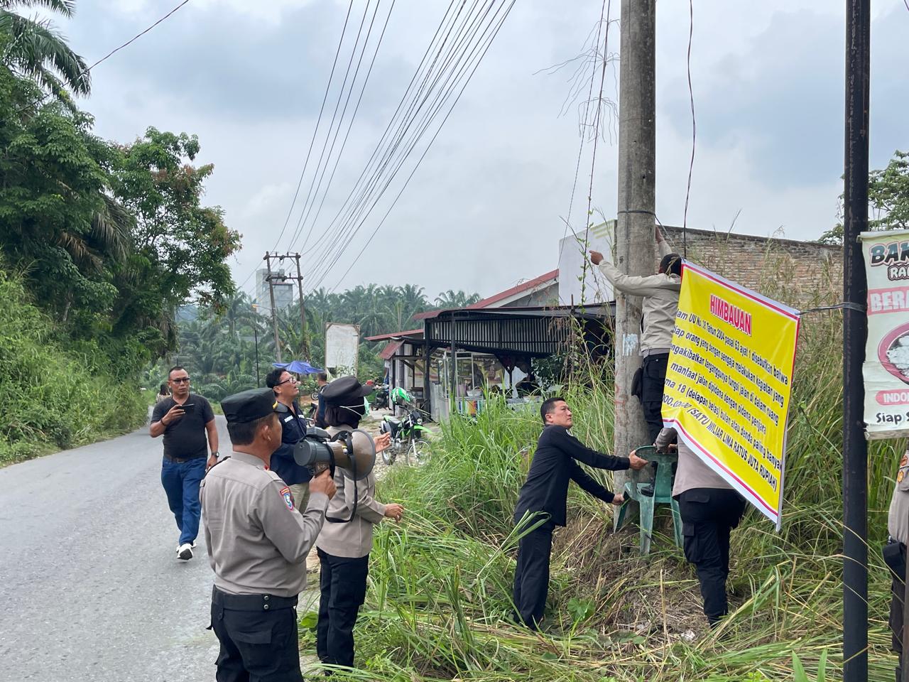 Polres Labuhanbatu Pasang Baliho Himbauan Kepada Masyarakat Penentang Beroperasinya Kembali PKS PT. PPSP