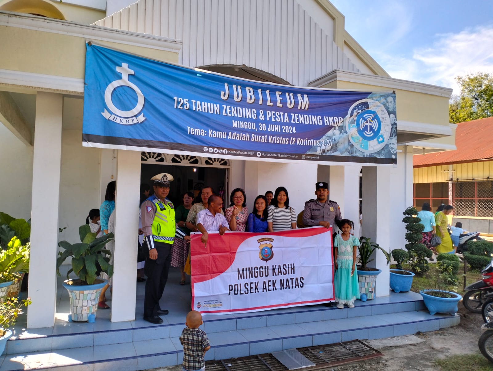 Polsek Aek Natas Melaksanakan Minggu Kasih di Halaman Gereja HKBP Aek Natas