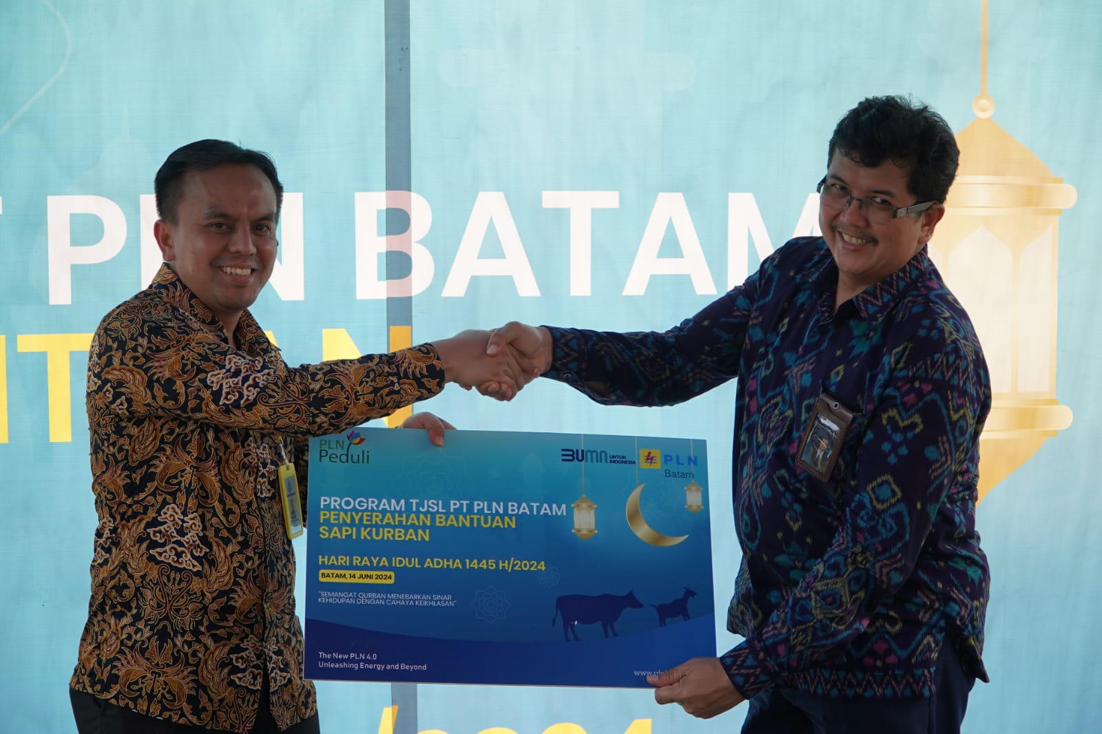 Rayakan Idul Adha 1445 H, PLN Batam Serahkan Bantuan Hewan Kurban
