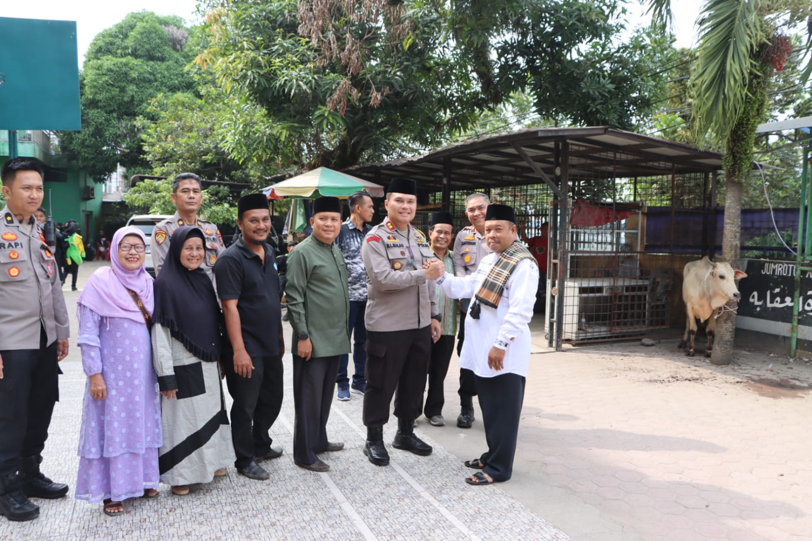 Sambut Hari Raya Idul Adha 1445 H, Kapolres Labuhanbatu Serahkan 06 Ekor Sapi Hewan Qurban