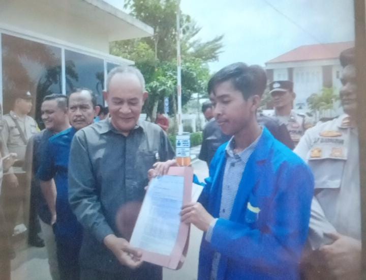 Belasan Mahasiswa Gelar Aksi Demo Terkait Dugaan Deposito Bodong Oknum Hakim Tanjungpinang