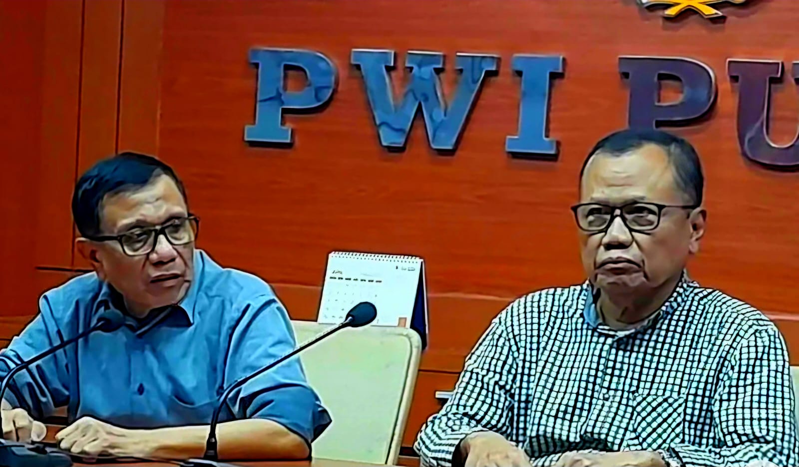 Indonesian Journalist Watch (IJW) beri jempol kepada Dewan Kehormatan (DK) PWI (Persatuan Wartawan Indonesia) Pusat yang akhirnya memecat Ketua Umum PWI Pusat, Hendry Ch. Bangun
