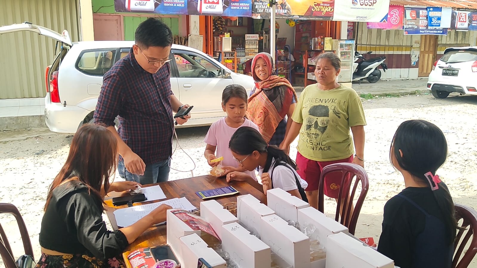 Sereida Tambunan Peduli Kesehatan Mata Bagikan Kacamata Baca Gratis ke Warga Ajibata