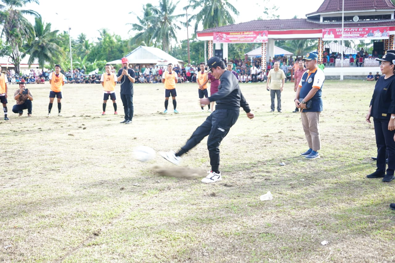 Bupati Nias Barat Membuka Secara Resmi Kegiatan HUT Kemri ke-79 Tingkat Kecamatan Sirombu