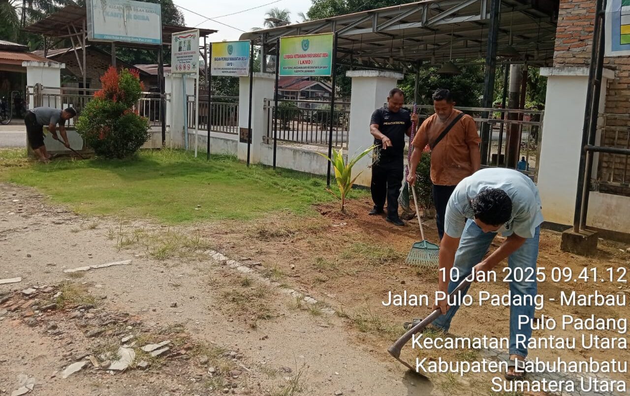 Kades Tebing Linggahara Baru Beserta Perangkat Menggelar Kegiatan Jum'at Bersih