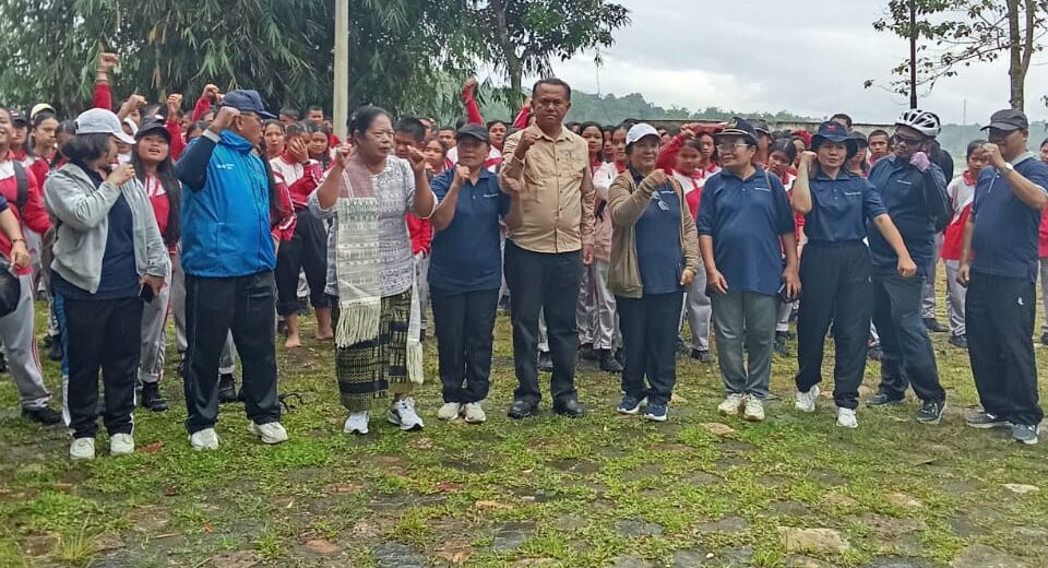 Jalan Santai dan Edukasi Historikal SMA N 1 Silaen di Monumen D.I Pandjaitan