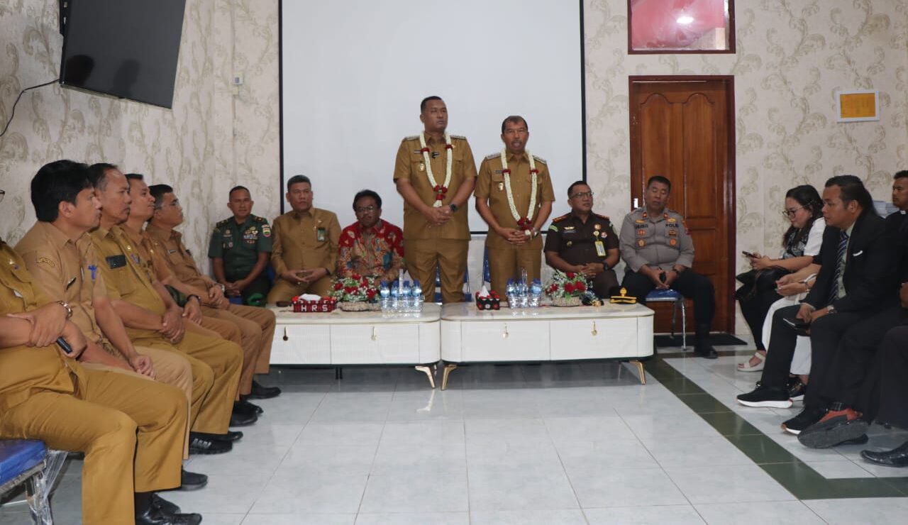 Hari Pertama Berkantor, Bupati Toba Disambut dengan Doa dan Kalung Bunga