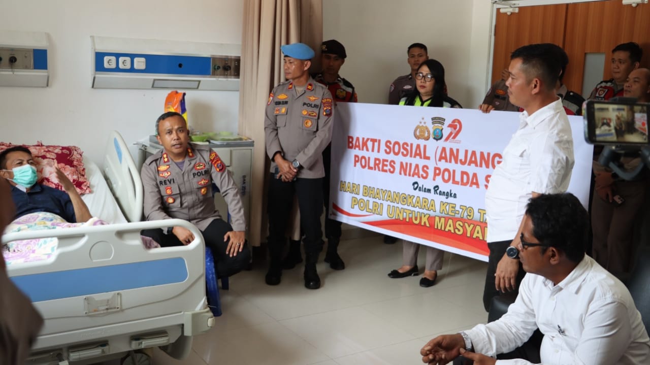 Kapolres AKBP Revi Nurvelani bersama Jajaran Kunjungi Kepala Bagian Logistik Polres Nias di Rumah Sakit
