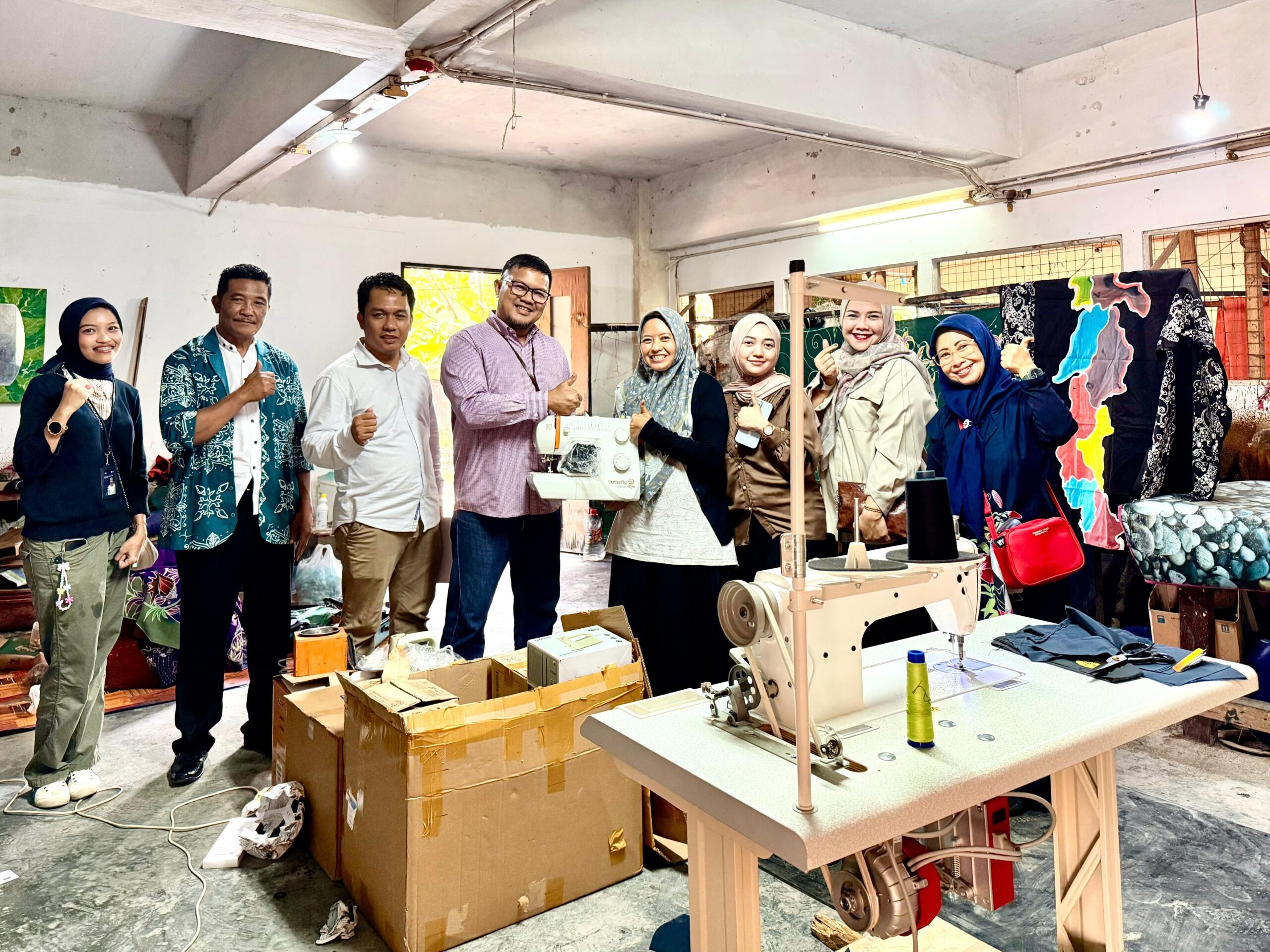 Peduli UMKM, PLN Batam Serahkan Bantuan untuk Batik Moleqie