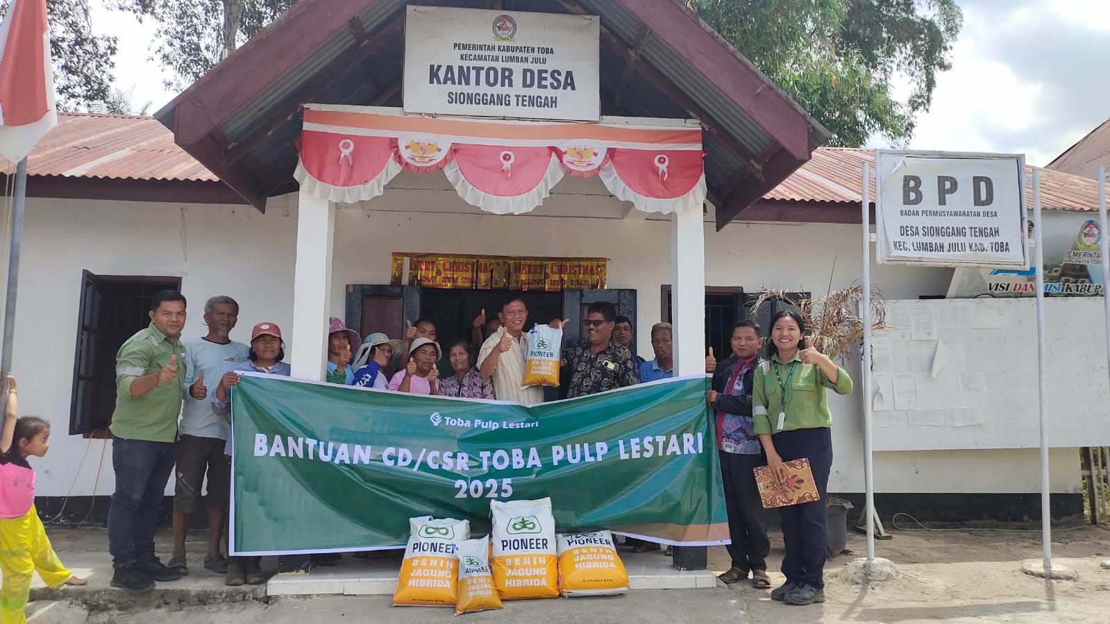 Dukung Ketahanan Pangan TPL Salurkan Benih Jagung ke Kelompok Tani di 3 Desa Kabupaten Toba