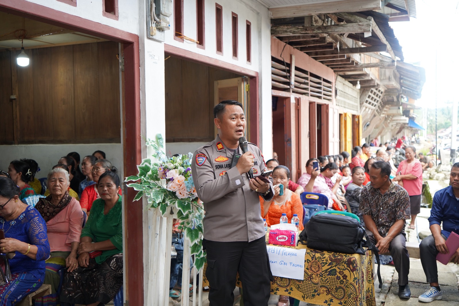 Kasat Binmas Polres Nias Selatan AKP Sonahami Lase Turut Berbagai Tali Kasih