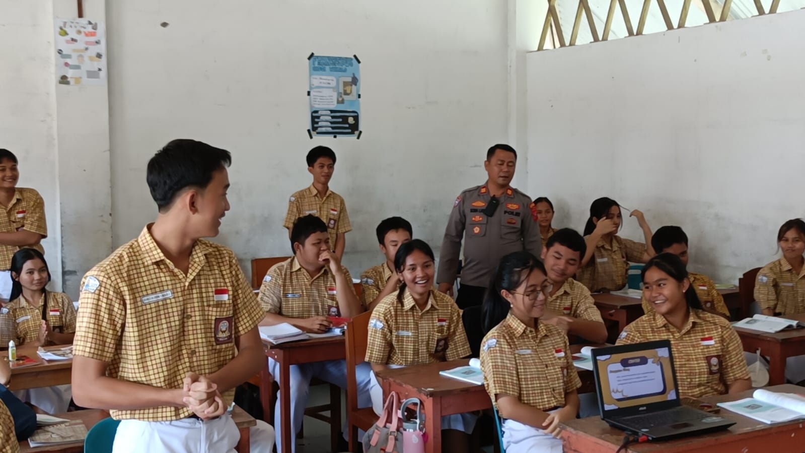 AKP Sonahami Lase Melaksanakan Sosialisasi Kepada Anak SMA Bintang Laut Teluk Dalam Nias Selatan