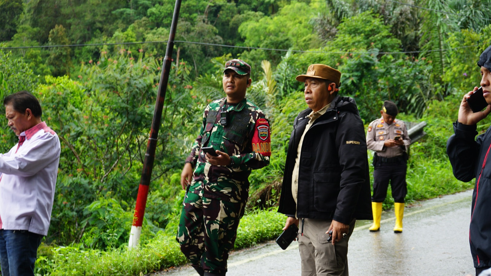Bupati Taput Tinjau Longsor di Adiankoting: Akses Taput–Tapteng Lumpuh Dua Hari