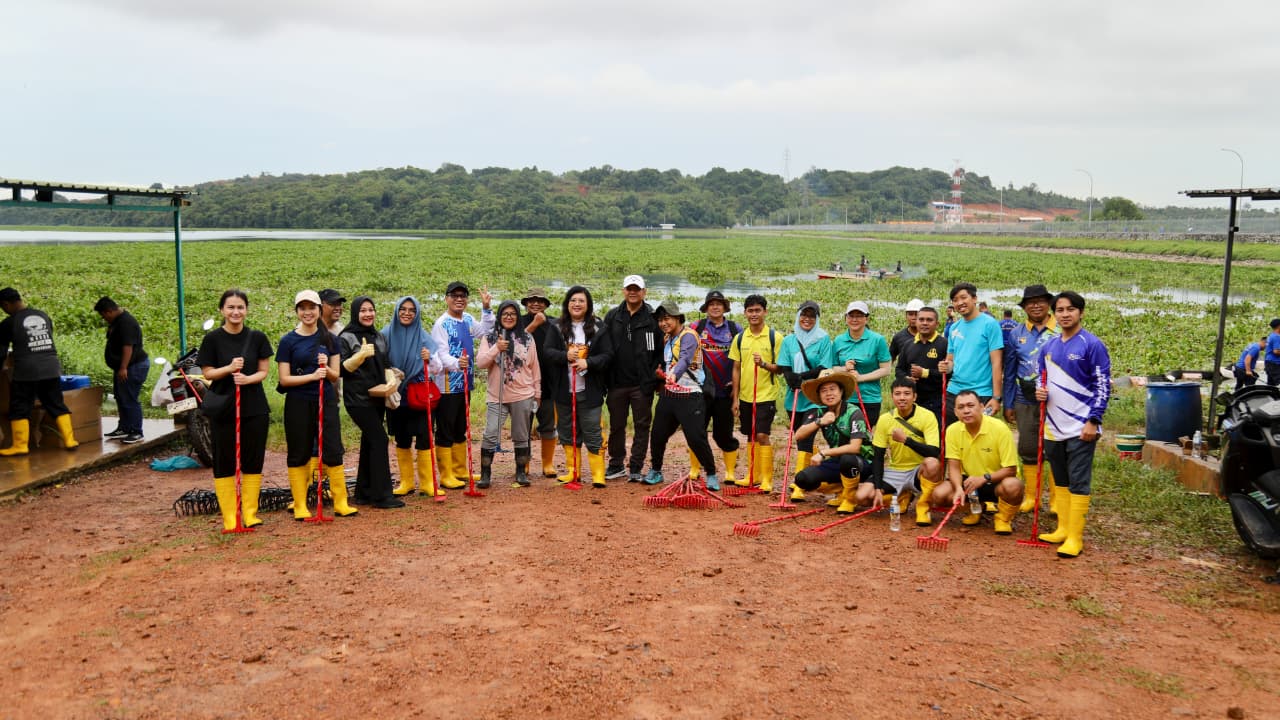 Jaga Kualitas Air, BP Batam bersama Masyarakat Gotong Royong Bersihkan Waduk