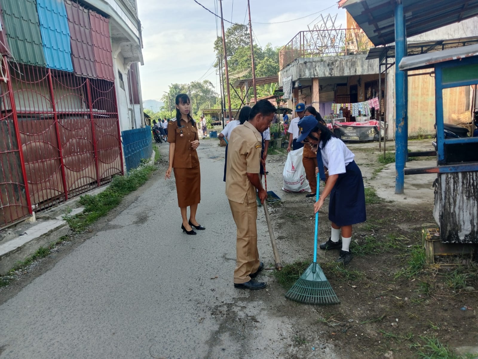 Gotong Royong Tingkatkan Kebersihan Lingkungan, Camat Silaen Pimpin Langsung