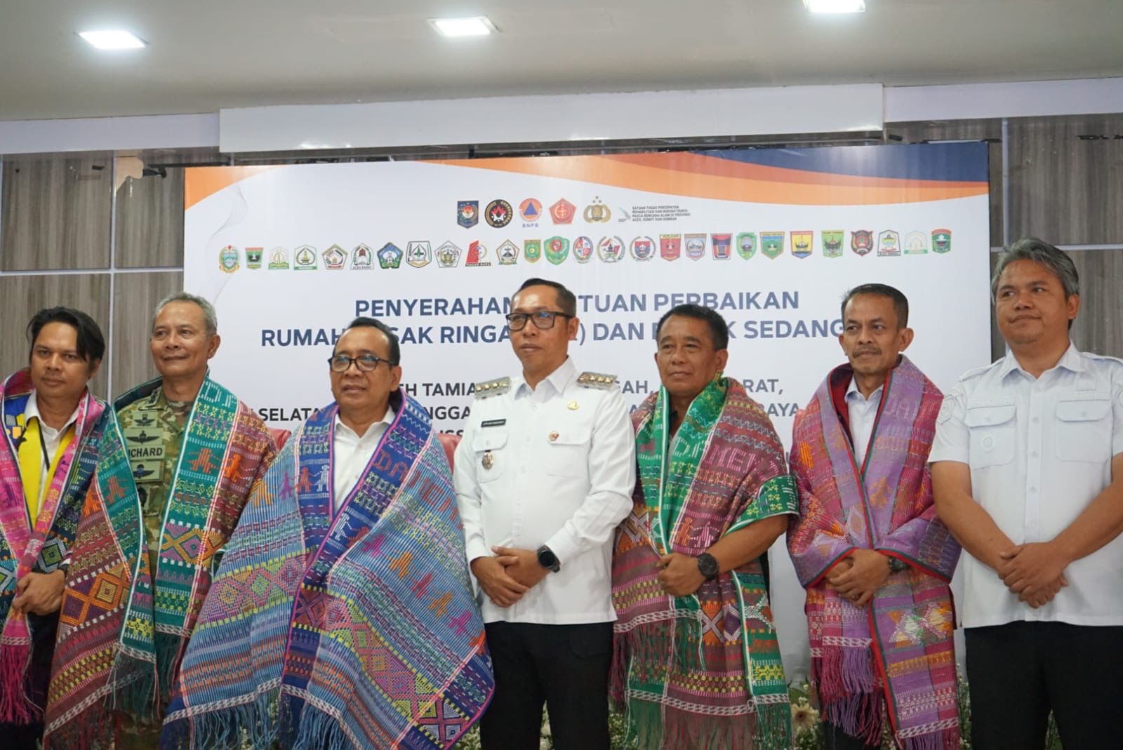 Menko PMK Serahkan Bantuan Stimulan Rumah Rusak Bupati Tapanuli Utara: Ini Pemulihan Kehidupan Masyarakat