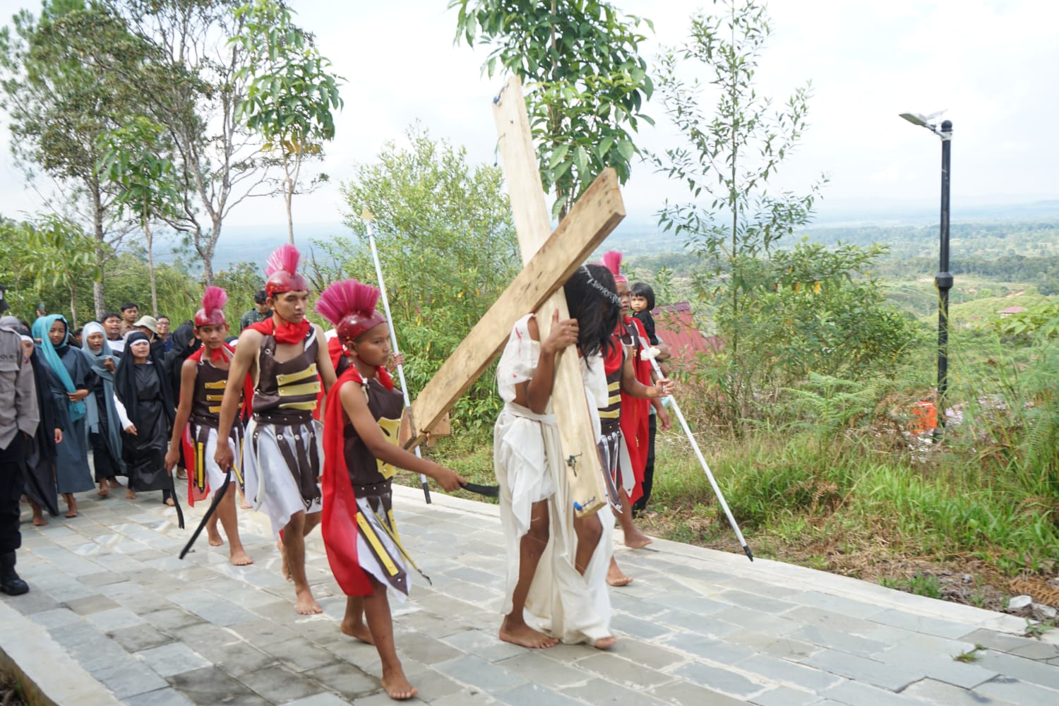 ‎Refleksi Jumat Agung, Bupati Tapanuli Utara Hadiri Visualisasi Jalan Salib di Siatas Barita