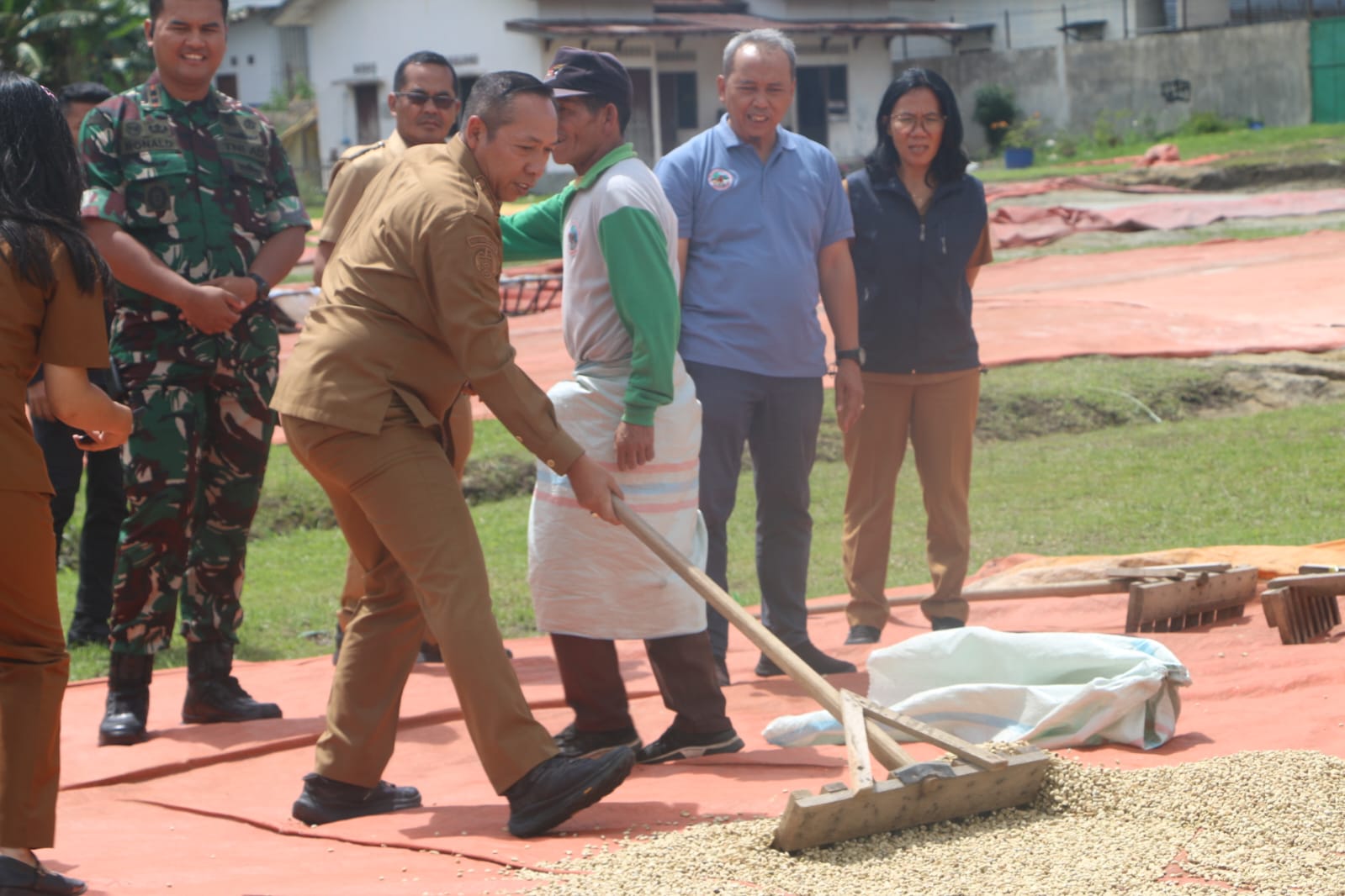 Dukung Industri Kopi Lokal, Bupati Taput Sapa Karyawan dan Petani di Siborongborong