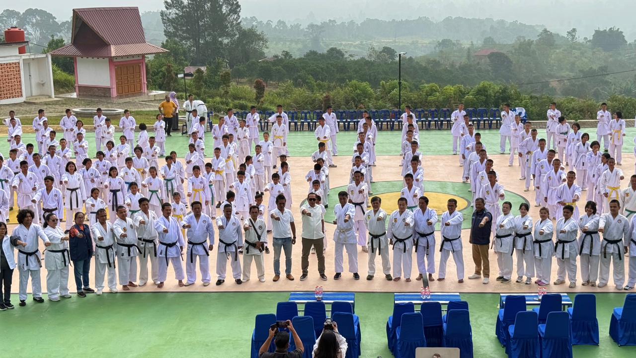 Bupati JTP Hutabarat Resmikan Ujian Kenaikan Sabuk Kyu Wadokai, Diikuti 300 Karateka