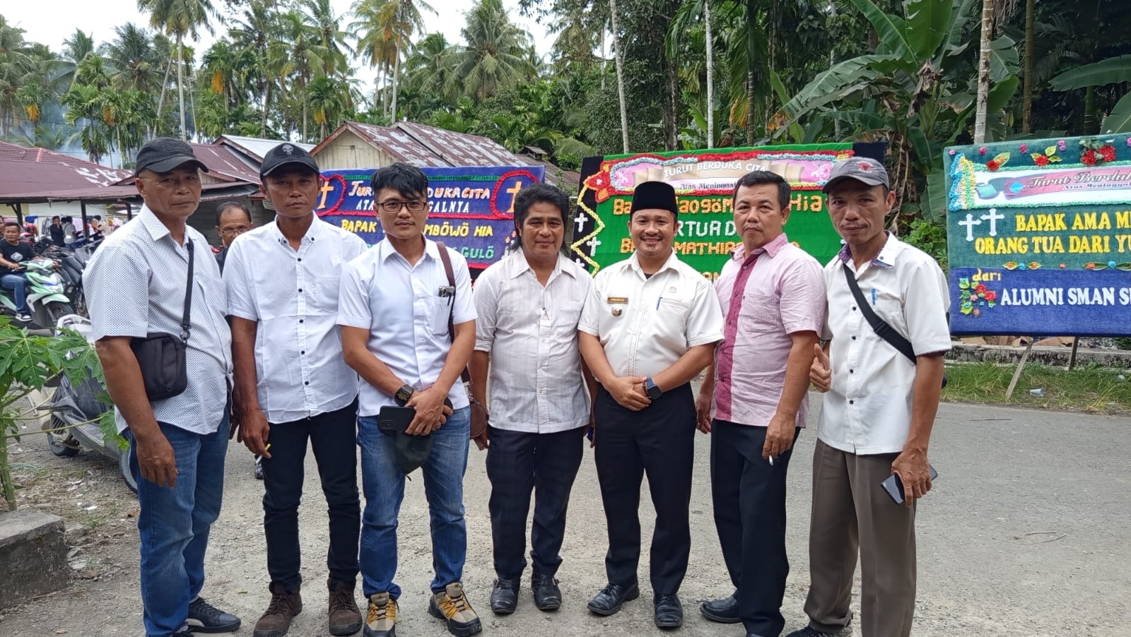 Tokoh Masyarakat dan Lintas Sektoral Nias Barat Hadiri Pelepasan Jenazah Orang Tua Melianus Hia di Sisobaoho