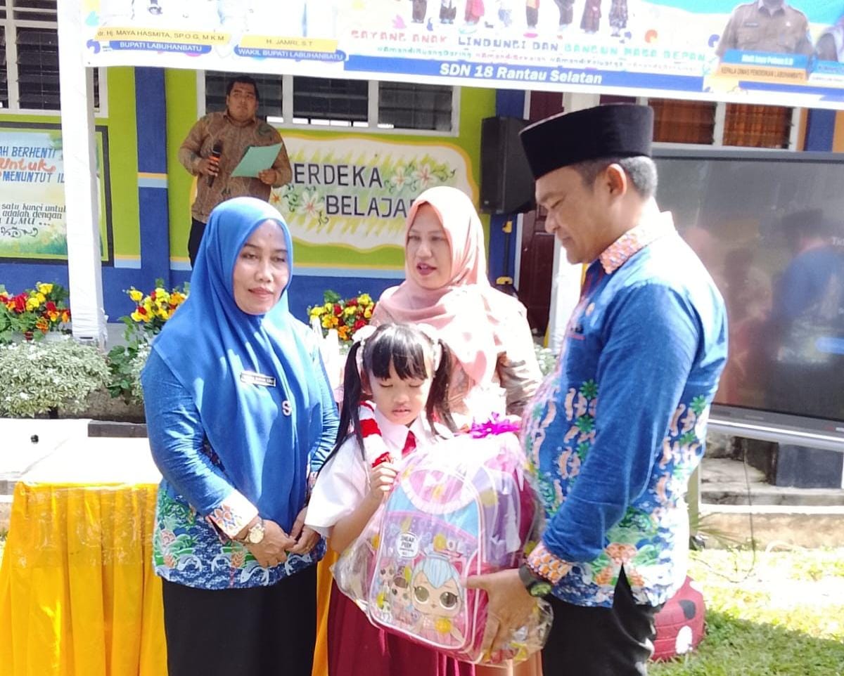 Kadisdik Labuhanbatu Apresiasi Juara Dunia Pada Peringatan HAN ke-42