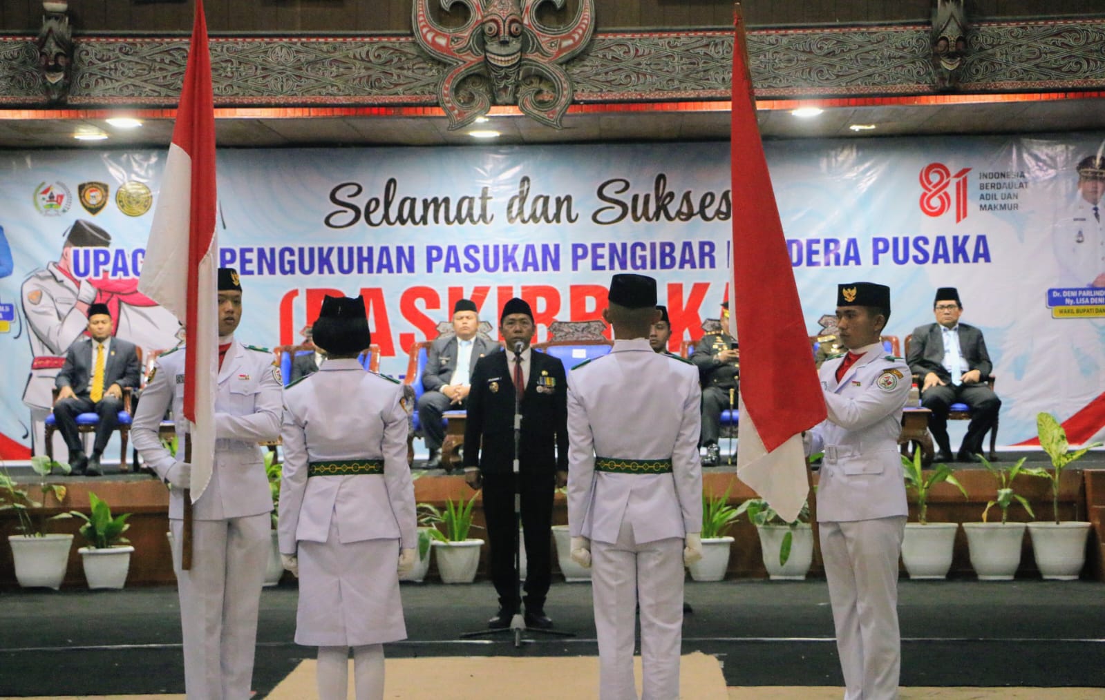 Kukuhkan 17 Anggota Paskibraka, Bupati Taput Dorong Pembentukan Karakter Generasi Muda