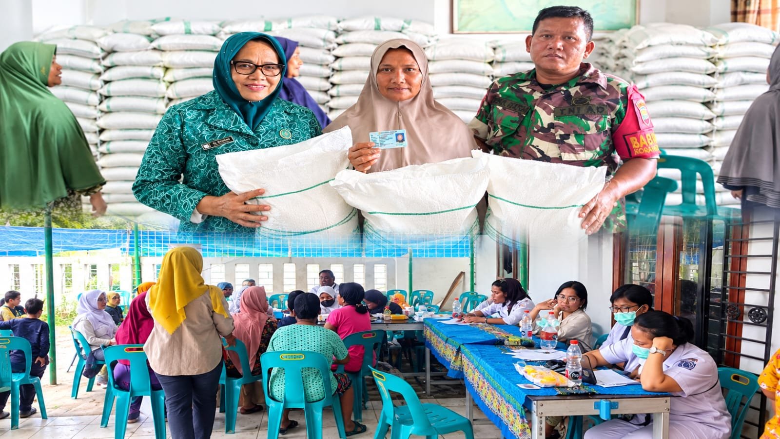 940 Warga Desa Seitampung Terima Beras Bulog 30 Kg dan Pengobatan Gratis