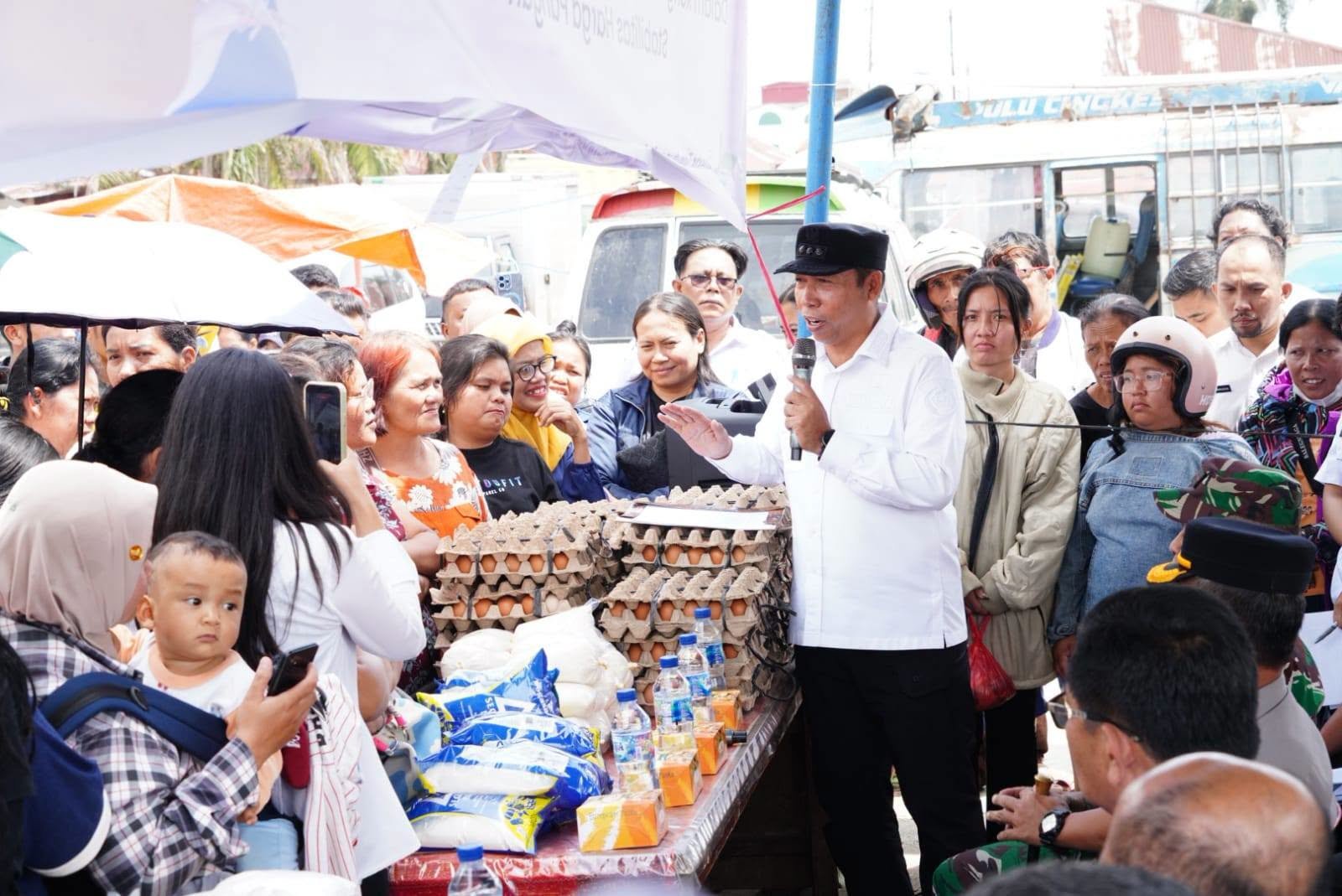 ‎Tekan Inflasi dan Jaga Stabilitas Harga, Bupati Taput Buka Gerakan Pangan Murah di Pasar Tarutung