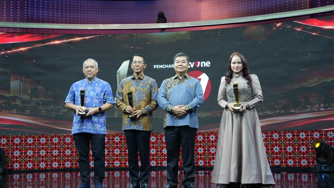 Amsakar Achmad Terima Penghargaan tvOne, Investasi Batam Naik 62,75 Persen