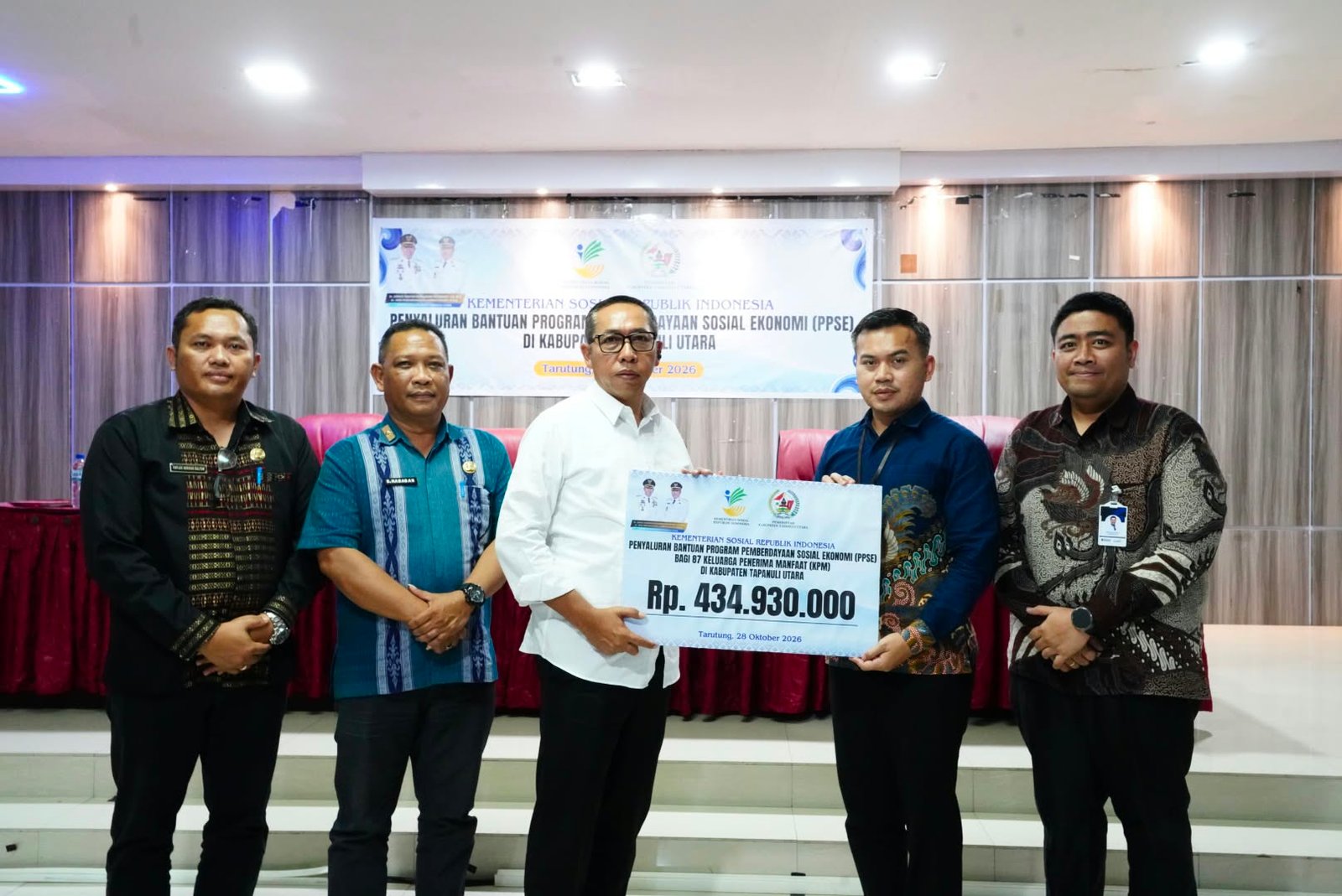 Bupati Tapanuli Utara Salurkan Bansos Rp434,9 Juta kepada 87 Keluarga Penerima Manfaat
