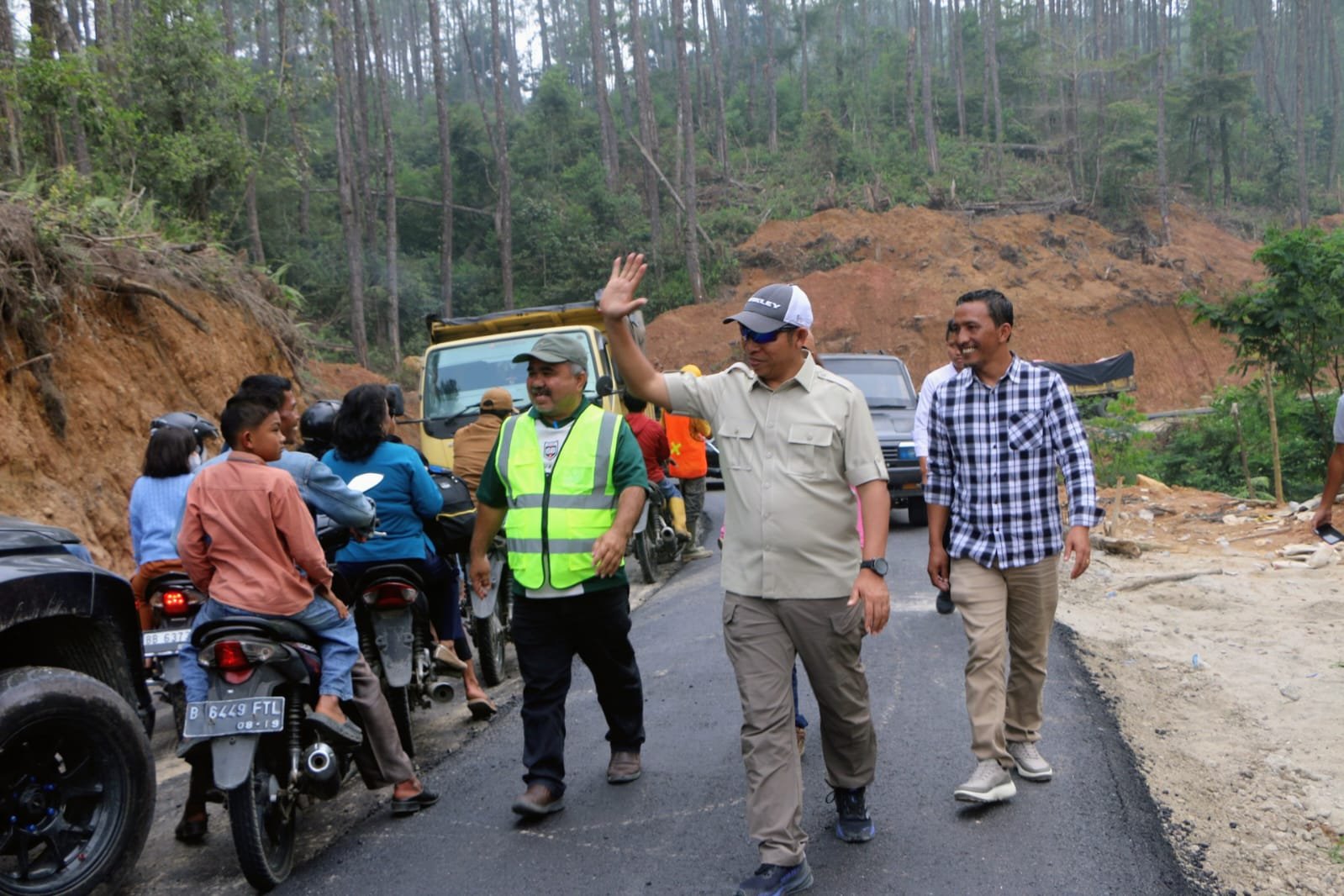 Bupati Taput Tinjau Rekonstruksi Jalan Salib Kasih–Simanampang