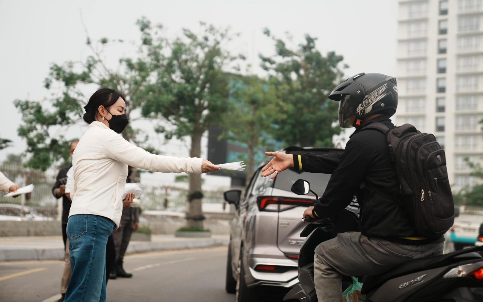 Kabut Asap Selimuti Batam, Li Claudia Chandra Turun Bagikan Masker kepada Warga