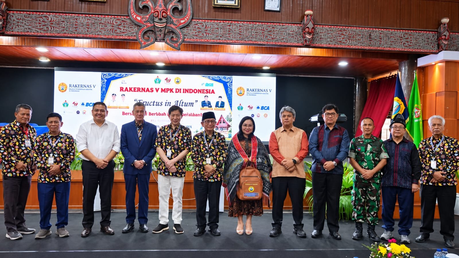 Jajaran pemerintah daerah, pengurus MPK, dan peserta menghadiri penutupan Rakernas V MPK Indonesia di Gedung Sopo Partungkoan, Tarutung, Tapanuli Utara.